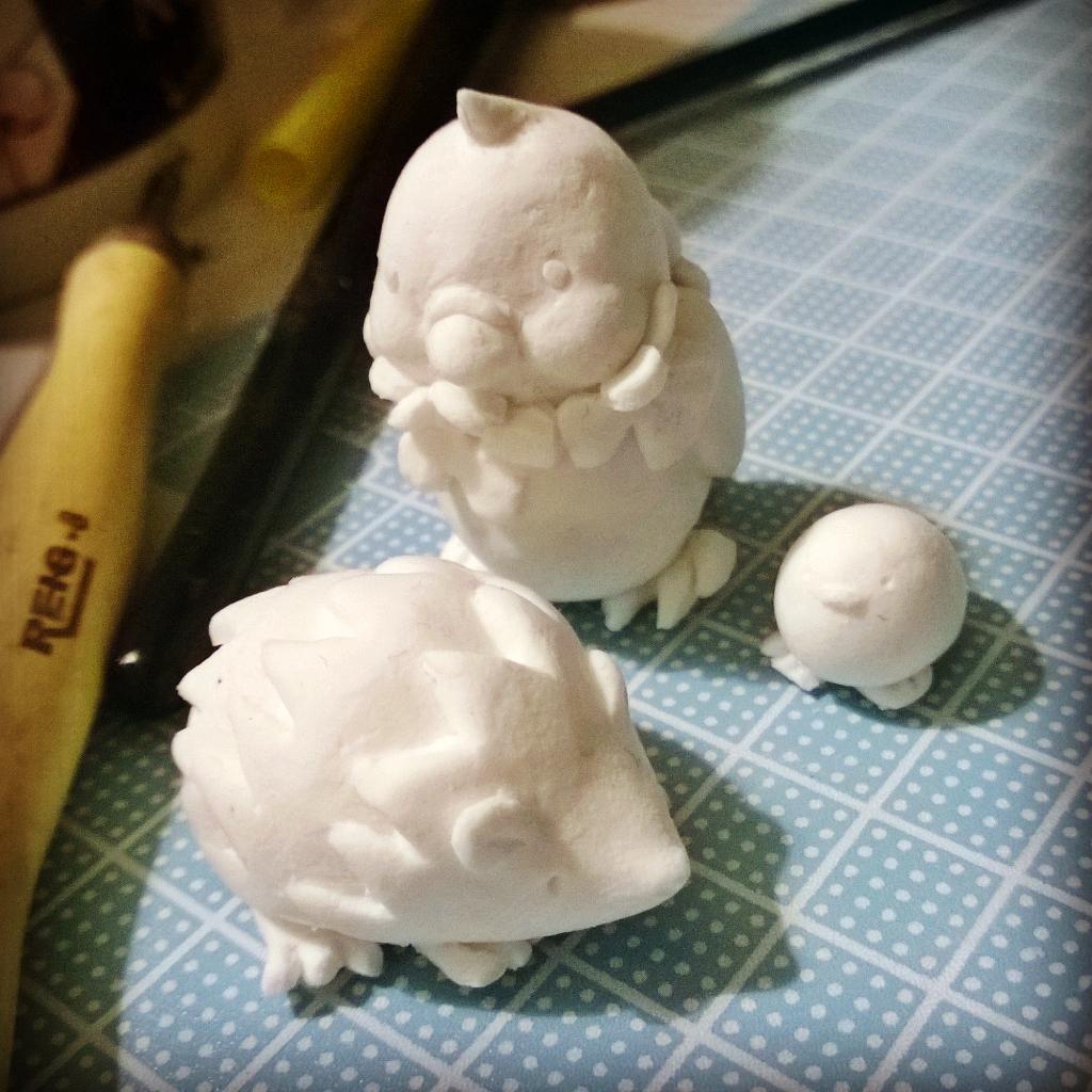 sakuli_art's tweet photo. Sculpting small animals :D hehe #fimoair #handmade http://t.co/UMVbULiHyA