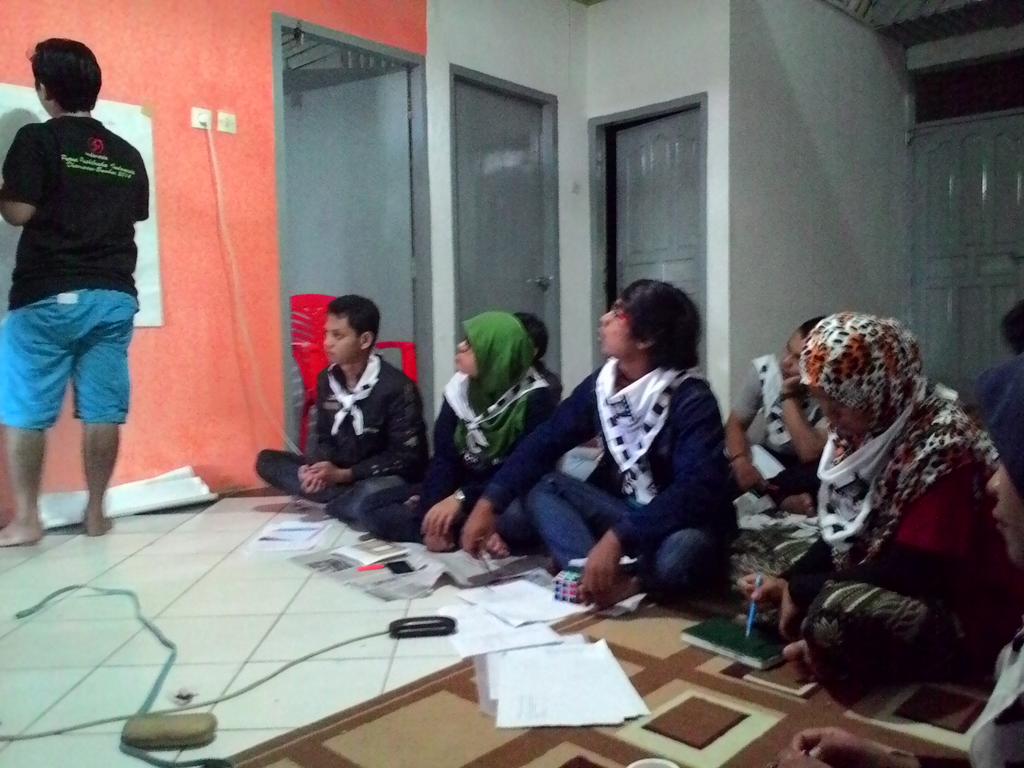 BEMUNP_Official's tweet photo. smga lncar :) "@UKFFUNP: Pembekalan Pengurus periode 2015 @kitaUNP @gantonews @UKKPK_UNP @ukkes_unp @BukuMerahMarapi http://t.co/vUcMHG2c13"