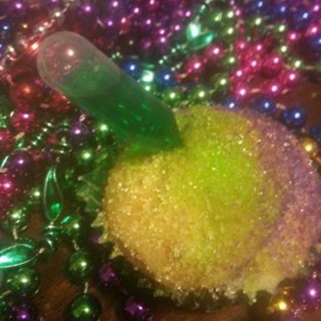 Belle_Bourdon's tweet photo. King cake cupcake with pipette of your favorite liqueur http://t.co/QAOgWfPITI