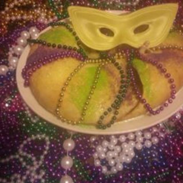 Belle_Bourdon's tweet photo. King cakes make me smile http://t.co/1tDkN9Mg5A