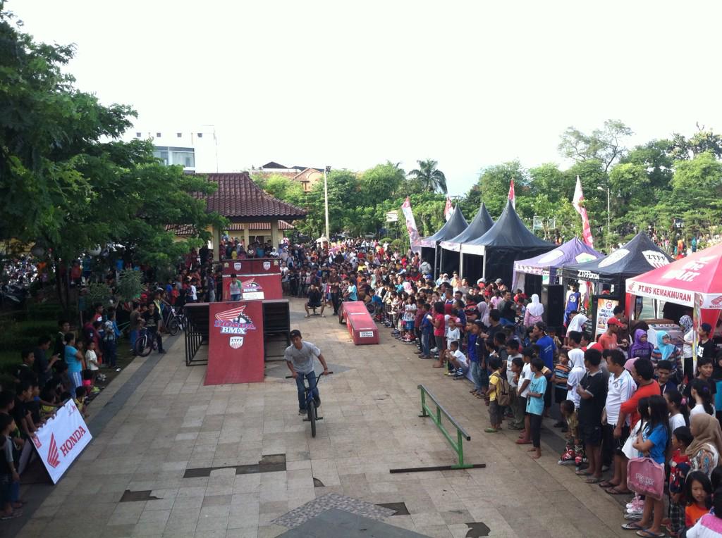woow ini suasana Alun alun kota serang yg sedang ada kompetisi BMX local heroes #1 Banten. #hondabmx #hondabanten .
