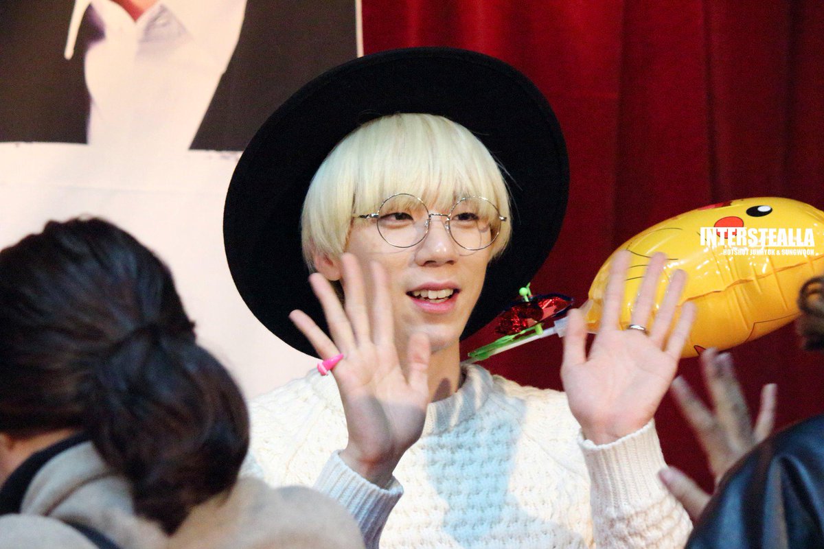 Interstealla's tweet photo. 930125 #티모테오 생일기념 #티모 야 생일축하해!! #hotshot http://t.co/ZrL2gUB0Dd http://t.co/Fqc9TNVSGK