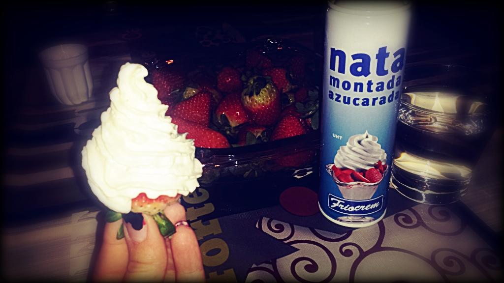 Desi_koki's tweet photo. Y para finalizar el dia... k mejor k fresas kn nata junto a mi @lao_gtr . TE AMO MI VIDAA. 😙💏💓👄🍓 http://t.co/4SROjw5Xfn