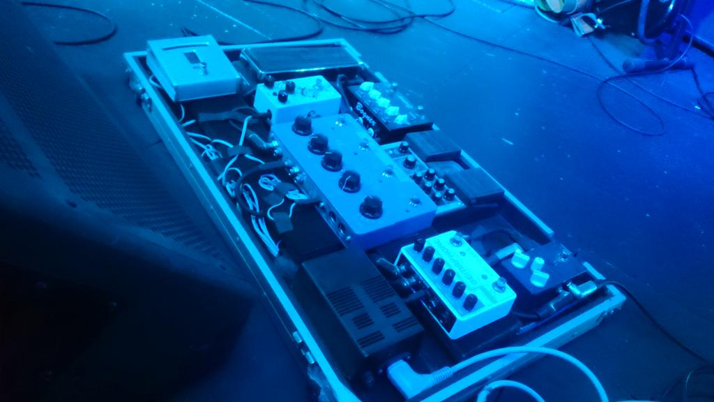 Carlosmullerb's tweet photo. Venganse a Bar Rockaxis. En breve tocan mis grandes amigos de @SilverTownChile Piquela que aún tiene tiempo. http://t.co/1xkbmIxLAW