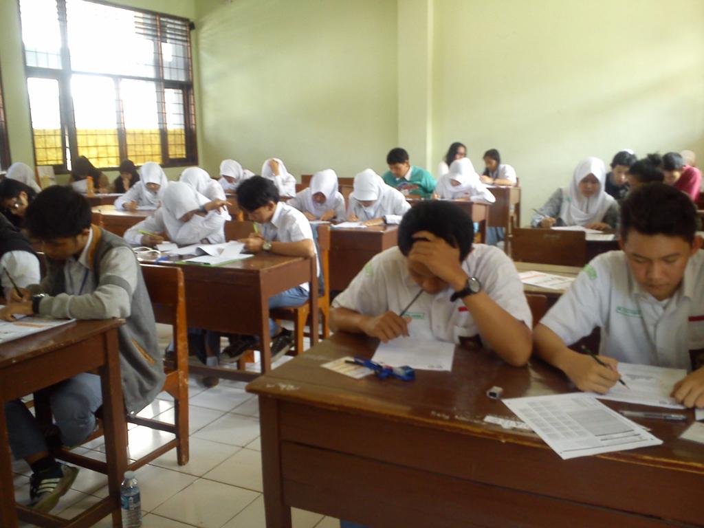 STATION_2016's tweet photo. Soal sudah mulai dikerjakan. Semangat para pejuang @STATION_BOGOR. Selamat mengerjakan, semoga sukses! http://t.co/HvRbjQXk6r