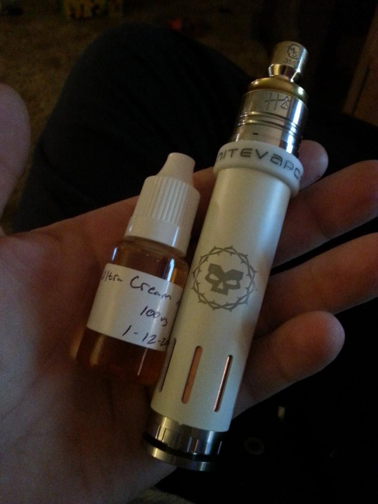 AmericaneLiquid's tweet photo. Saturday #vapefam #handcheck
#Munstro, Hobo #RDA, and a custom blend #eliquid from the AES lab. http://t.co/AmOF6ZCLAr