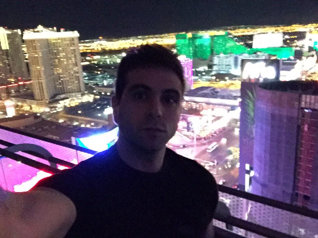 vegetta777's tweet photo. Mira que sois pesadiyos con que me saque foto,se ve muy oscurita 😋 http://t.co/G2LrNps685