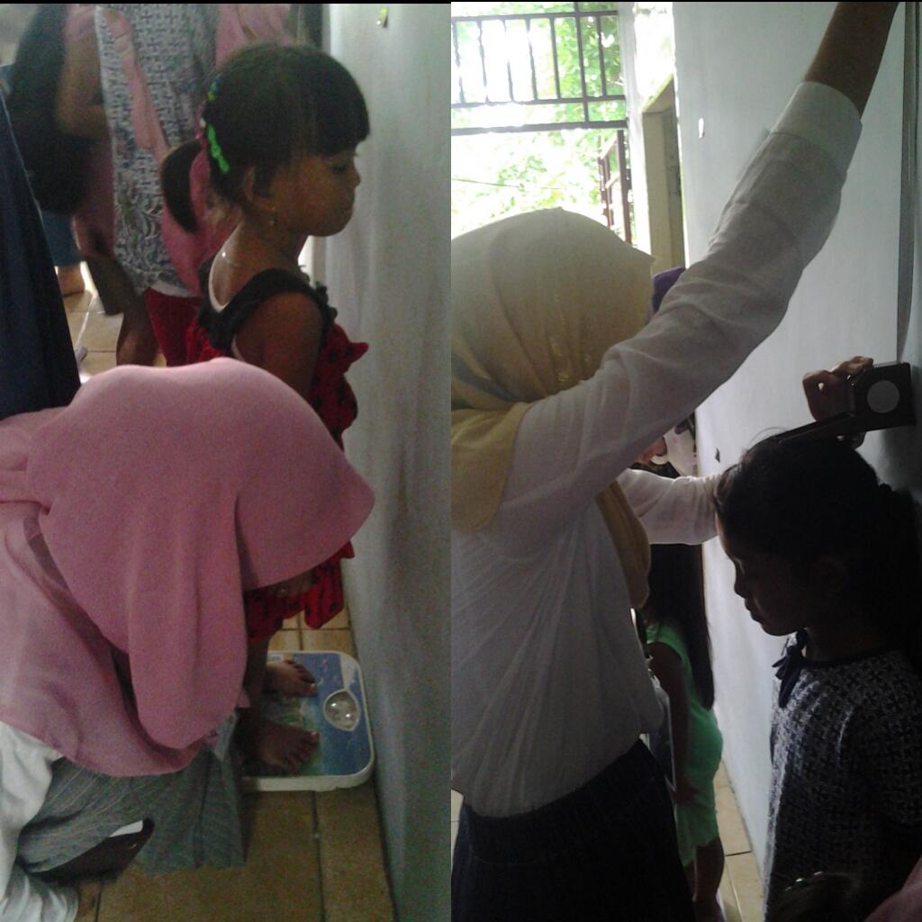 Ayooooo ukur berat badan dan tinggi badan dulu ya adik2 <a href="/ISMKI_Indonesia/">Indonesian Medical Student</a> #HGN2015
