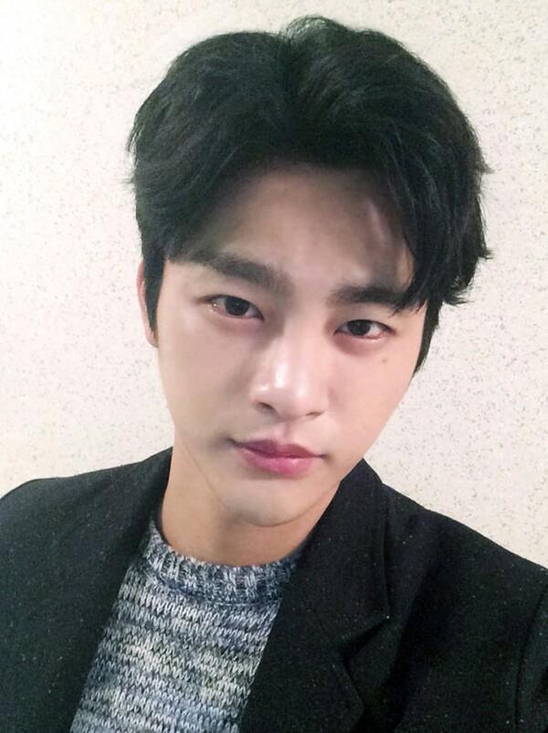 한복 벗은 광해 #서인국 의 셀카를 공개합니다! 반가운 보통 서인국 셀카와 함께 즐거운 주말 보내세요:)