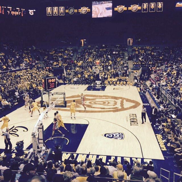 WINNERSWIN21's tweet photo. Great atmosphere tonight at Haas Pavilion as @CalMensBBall takes on #7 Arizona. #CalOV #GoBears http://t.co/ATuqHcoQ5q