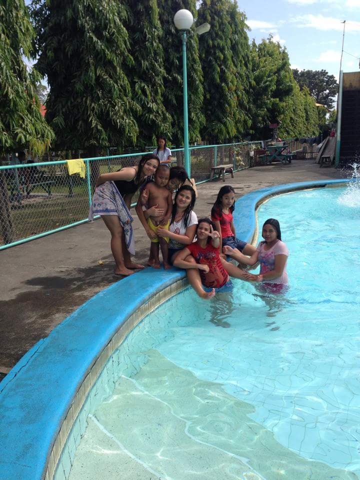 jhoiatien's tweet photo. With our swimming pool http://t.co/on7k8plHRq