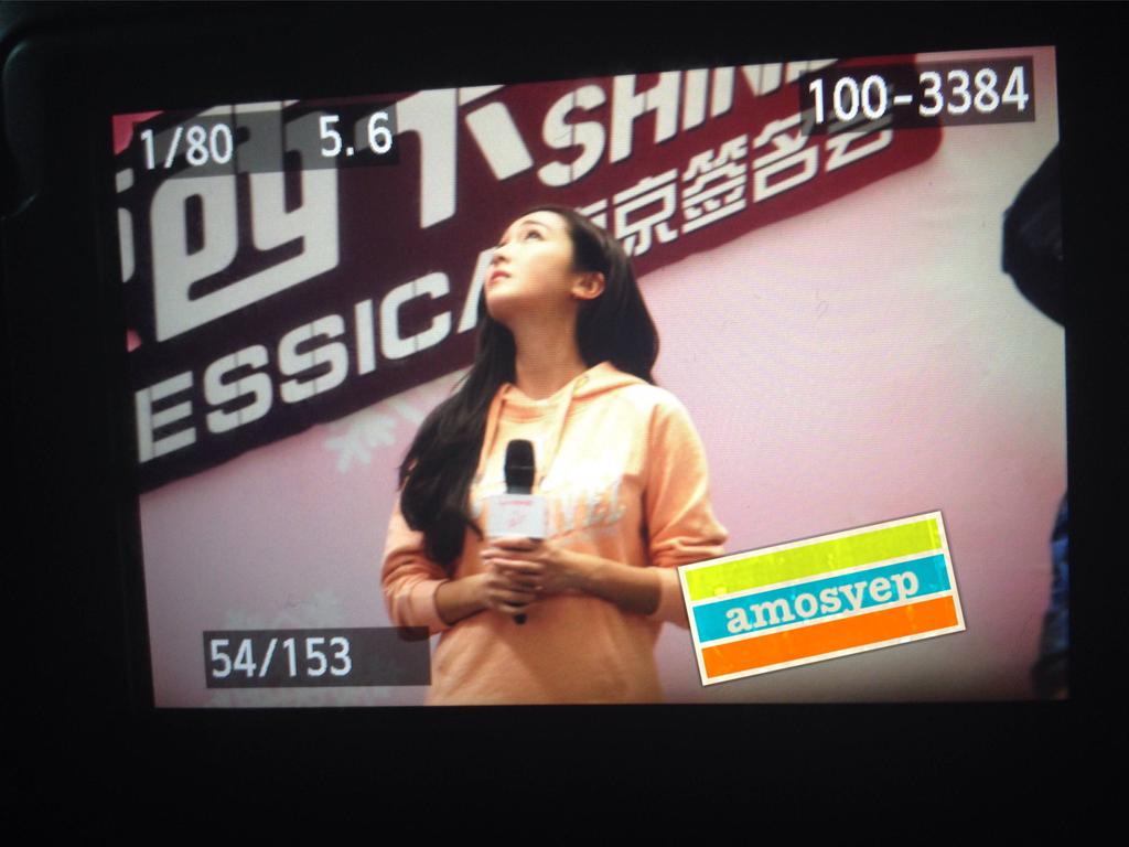 [PIC][25-01-2015]Jessica xuất hiện tại Nam Kinh để tham dự buổi fansign thứ 2 cho thương hiệu "Lining" B8L-XbqCYAAME_u