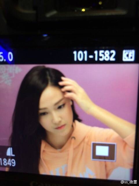 [PIC][25-01-2015]Jessica xuất hiện tại Nam Kinh để tham dự buổi fansign thứ 2 cho thương hiệu "Lining" B8L-kNPCIAIAwH3