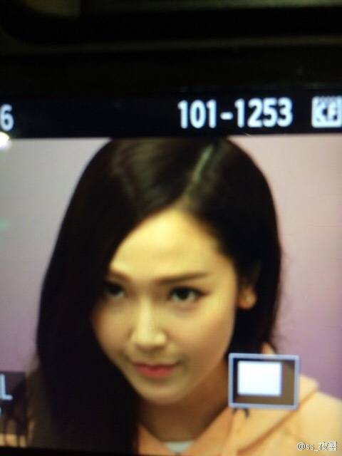 [PIC][25-01-2015]Jessica xuất hiện tại Nam Kinh để tham dự buổi fansign thứ 2 cho thương hiệu "Lining" B8L-l1SCIAEMTKK