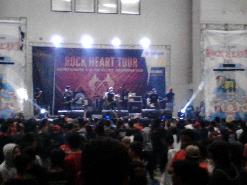 Rawamanik's tweet photo. RocketRockers nih Di Gor dadaha. @warnaradio @indosatjabar http://t.co/P8pfdZCYTb