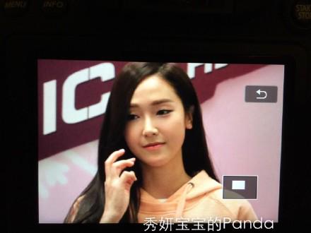 [PIC][25-01-2015]Jessica xuất hiện tại Nam Kinh để tham dự buổi fansign thứ 2 cho thương hiệu "Lining" B8L10cUCQAAB5yw