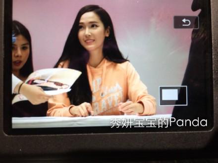 [PIC][25-01-2015]Jessica xuất hiện tại Nam Kinh để tham dự buổi fansign thứ 2 cho thương hiệu "Lining" B8L13-0CQAA2Few