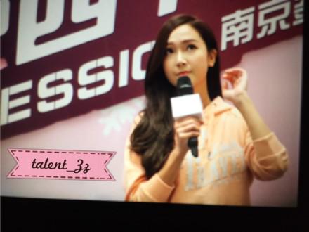 [PIC][25-01-2015]Jessica xuất hiện tại Nam Kinh để tham dự buổi fansign thứ 2 cho thương hiệu "Lining" B8L2n0kCEAEzB74