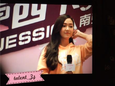 [PIC][25-01-2015]Jessica xuất hiện tại Nam Kinh để tham dự buổi fansign thứ 2 cho thương hiệu "Lining" B8L2qKQCUAEiaQp