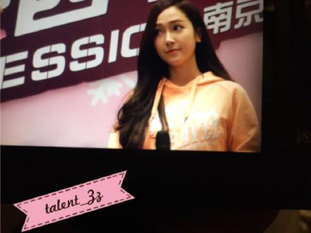 [PIC][25-01-2015]Jessica xuất hiện tại Nam Kinh để tham dự buổi fansign thứ 2 cho thương hiệu "Lining" B8L2qx2CQAACWwb