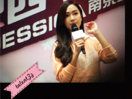 [PIC][25-01-2015]Jessica xuất hiện tại Nam Kinh để tham dự buổi fansign thứ 2 cho thương hiệu "Lining" B8L2qyLCQAEUBGS