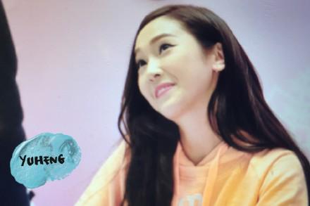 [PIC][25-01-2015]Jessica xuất hiện tại Nam Kinh để tham dự buổi fansign thứ 2 cho thương hiệu "Lining" B8L3Z9_CUAAijV4