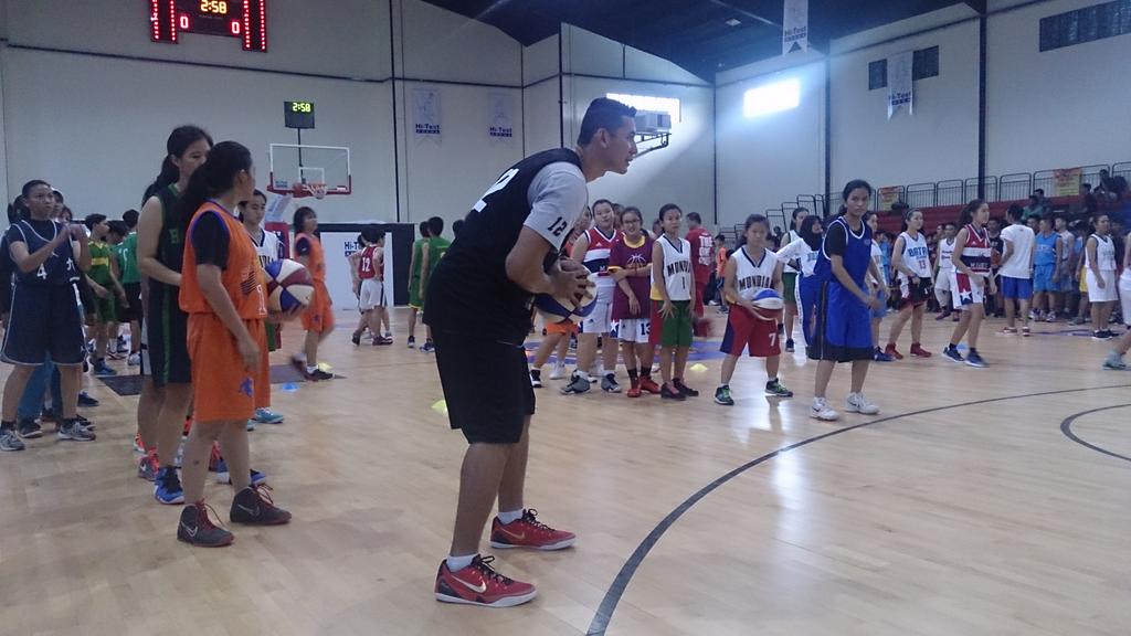nblindonesia's tweet photo. Triple jump stop shooting arahan @rama_12_ @ASPAC_JAKARTA dalam Basketball Clinic di Hi-Test Arena Batam #IndiHomeNBL http://t.co/DSIySRybDw