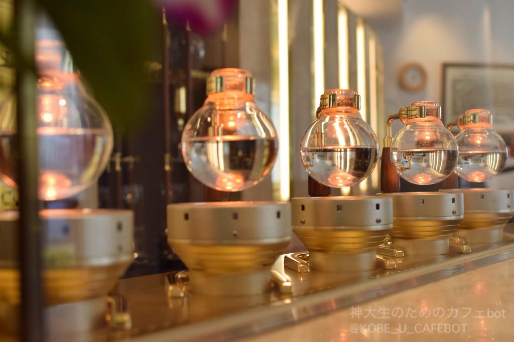 KOBE_U_CAFEBOT's tweet image. ［ポーアイ・南公園］コーヒーロード
UCCコーヒー博物館に併設。普通のカフェでは中々見られない世界のアレンジコーヒーから、1杯1000円以上する超高級コーヒーまで(°_°)(←流石に飲む勇気はなかったw 勿論カフェだけの利用もOK！