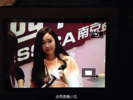 [PIC][25-01-2015]Jessica xuất hiện tại Nam Kinh để tham dự buổi fansign thứ 2 cho thương hiệu "Lining" B8LcTQ3CIAEiUJ7