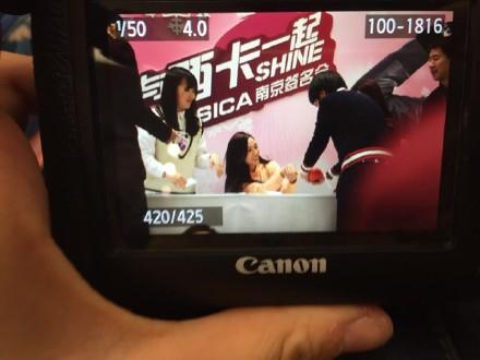 [PIC][25-01-2015]Jessica xuất hiện tại Nam Kinh để tham dự buổi fansign thứ 2 cho thương hiệu "Lining" B8LgU0-CIAAJdL0