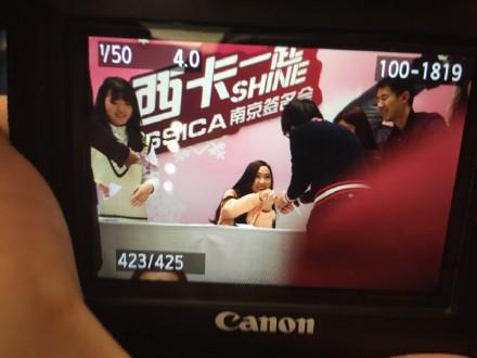 [PIC][25-01-2015]Jessica xuất hiện tại Nam Kinh để tham dự buổi fansign thứ 2 cho thương hiệu "Lining" B8LgXD5CQAAiQFP