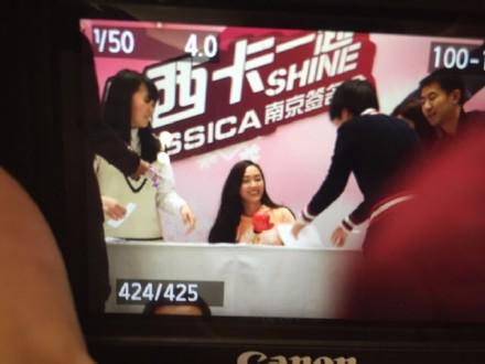 [PIC][25-01-2015]Jessica xuất hiện tại Nam Kinh để tham dự buổi fansign thứ 2 cho thương hiệu "Lining" B8LgXKNCMAEysPR