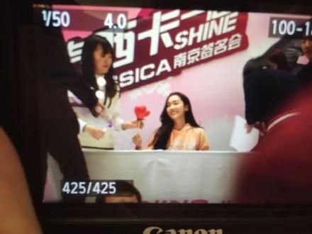 [PIC][25-01-2015]Jessica xuất hiện tại Nam Kinh để tham dự buổi fansign thứ 2 cho thương hiệu "Lining" B8LgXKQCEAAjwDs