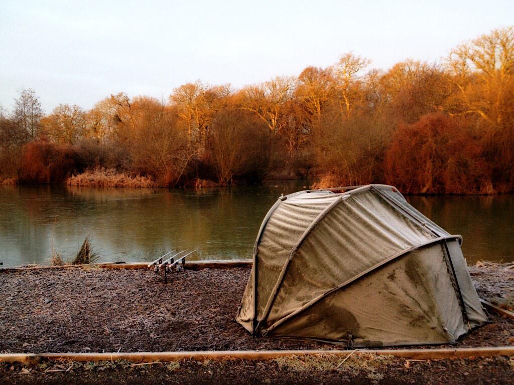 The_Breadmaker's tweet image. Waking up to a frozen lake, but check these beautiful colours #winter #angling #bivvylife