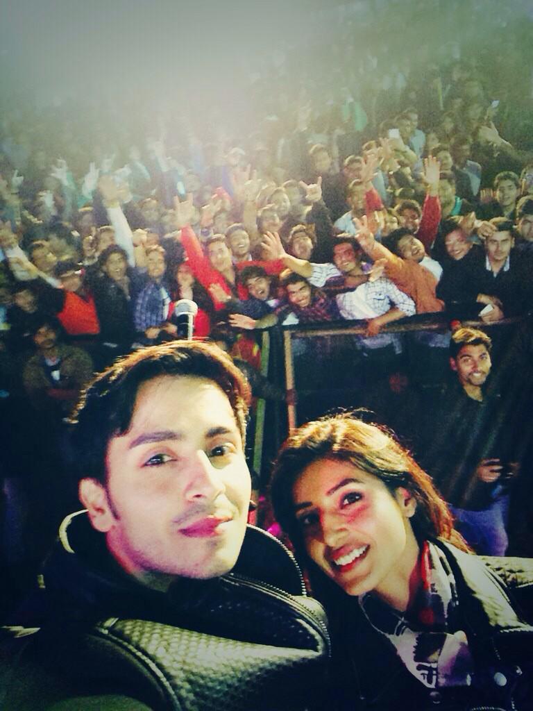 OfficialSHQfc's tweet photo. @8paramsingh @HarshitaGaur12 #ParSh at #VFest
#Mansi http://t.co/c0IUl4HusG
