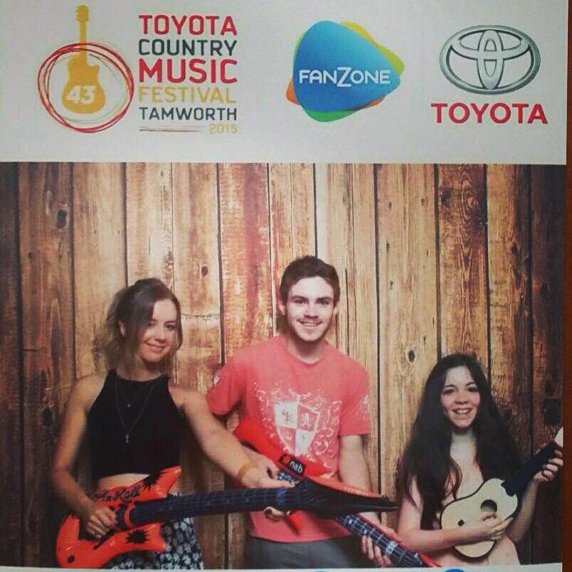 LiamKCmusic's tweet photo. Tamworth's been great!! Last day though :( @cassihilbers @TaraFMusic http://t.co/L1iEbHDhY0