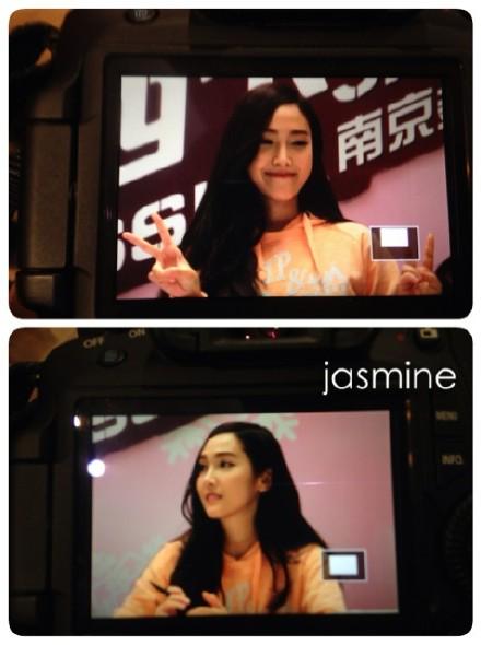 [PIC][25-01-2015]Jessica xuất hiện tại Nam Kinh để tham dự buổi fansign thứ 2 cho thương hiệu "Lining" B8LqOMXCEAAx7n8