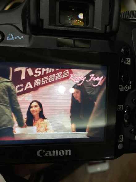 [PIC][25-01-2015]Jessica xuất hiện tại Nam Kinh để tham dự buổi fansign thứ 2 cho thương hiệu "Lining" B8Lr5nMCMAA0FlV