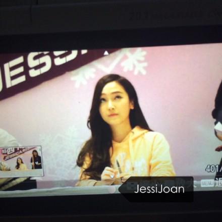 [PIC][25-01-2015]Jessica xuất hiện tại Nam Kinh để tham dự buổi fansign thứ 2 cho thương hiệu "Lining" B8LteV4CMAEcotj