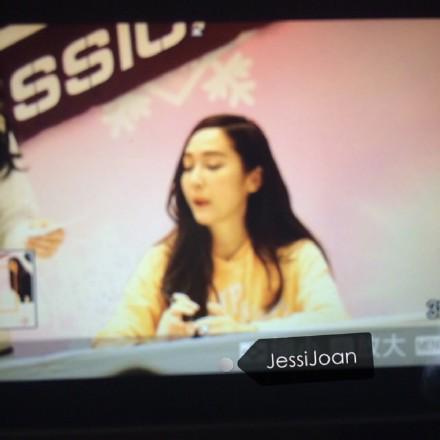 [PIC][25-01-2015]Jessica xuất hiện tại Nam Kinh để tham dự buổi fansign thứ 2 cho thương hiệu "Lining" B8LtehUCYAEdevJ