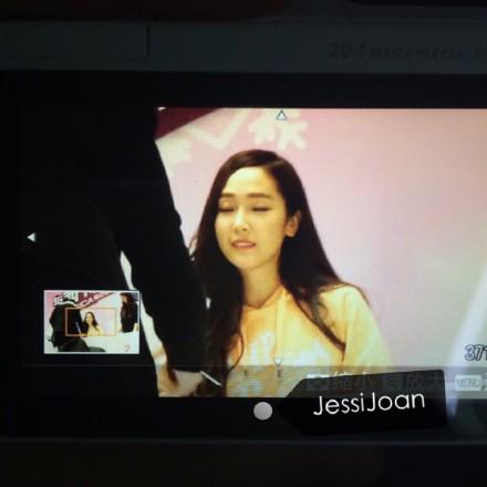 [PIC][25-01-2015]Jessica xuất hiện tại Nam Kinh để tham dự buổi fansign thứ 2 cho thương hiệu "Lining" B8LtehpCUAAjvHo