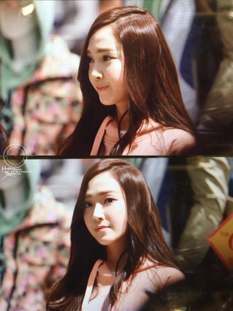 [PIC][25-01-2015]Jessica xuất hiện tại Nam Kinh để tham dự buổi fansign thứ 2 cho thương hiệu "Lining" B8LvFhpIAAAMiqu