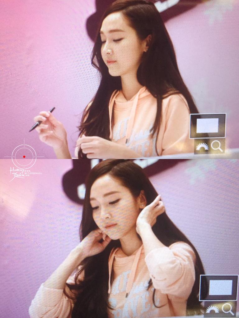 [PIC][25-01-2015]Jessica xuất hiện tại Nam Kinh để tham dự buổi fansign thứ 2 cho thương hiệu "Lining" B8LvFhpIQAEN-F5