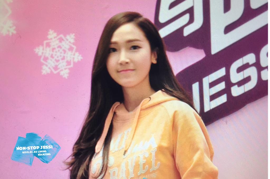 [PIC][25-01-2015]Jessica xuất hiện tại Nam Kinh để tham dự buổi fansign thứ 2 cho thương hiệu "Lining" B8Lxu8FCEAEOm8o