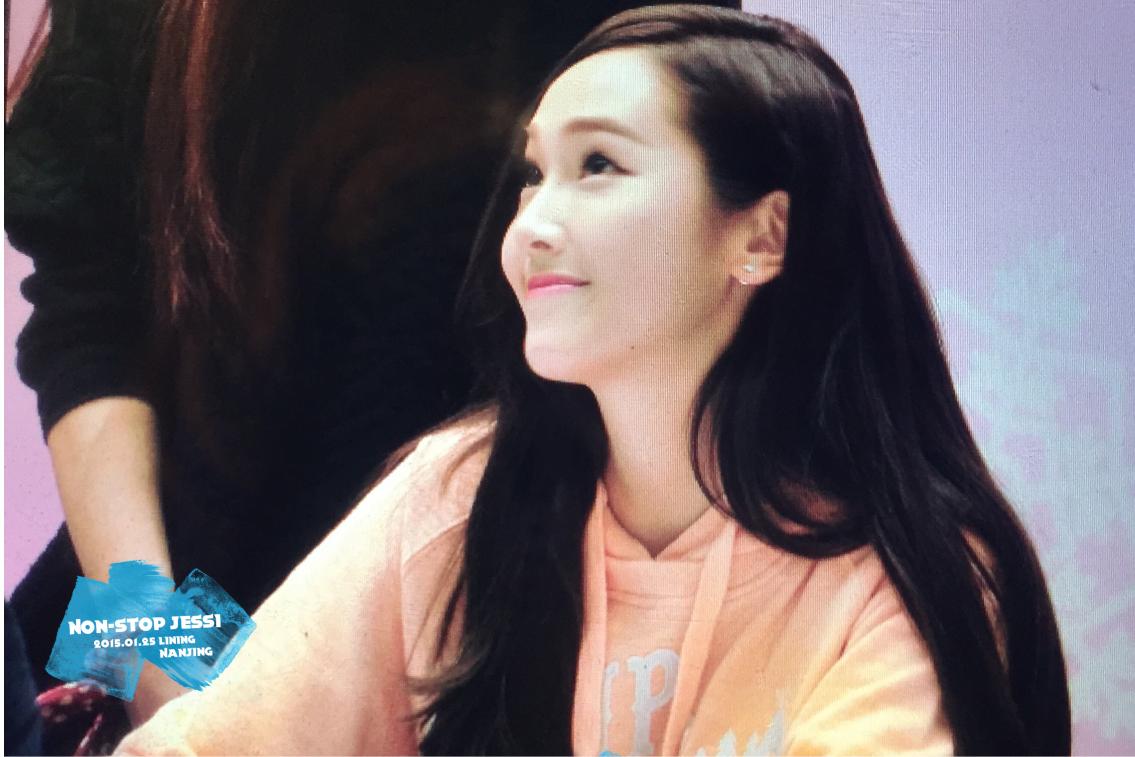 [PIC][25-01-2015]Jessica xuất hiện tại Nam Kinh để tham dự buổi fansign thứ 2 cho thương hiệu "Lining" B8LxuH2CYAAqunW