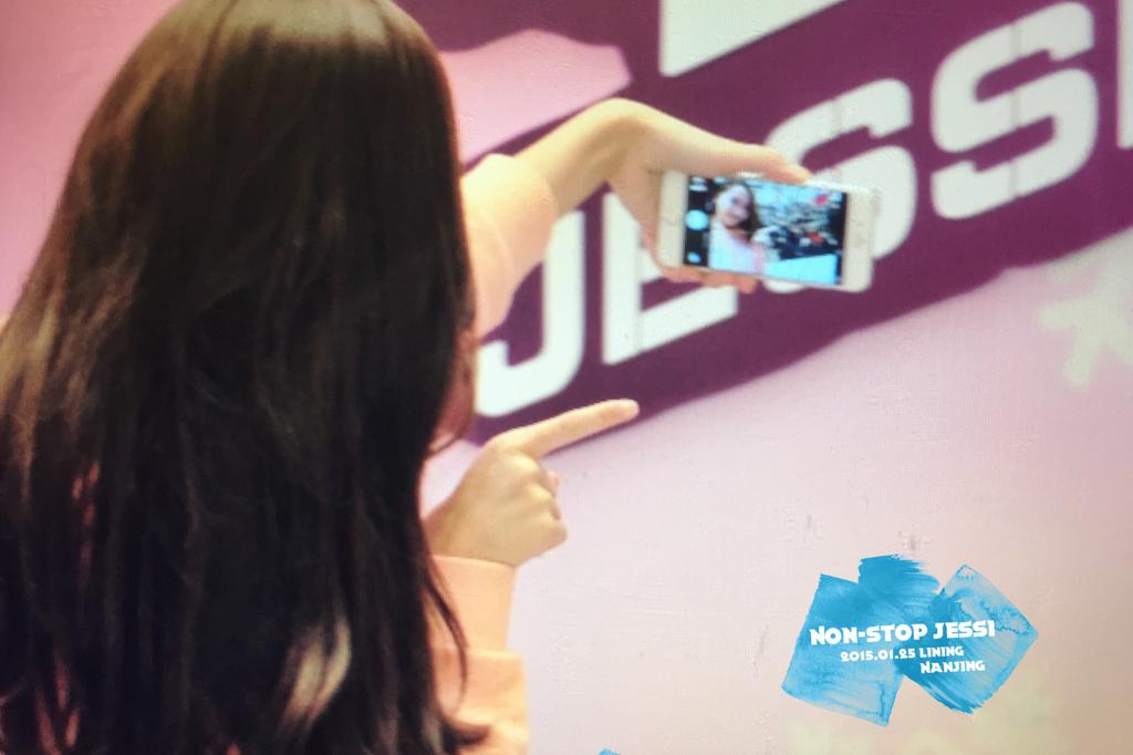 [PIC][25-01-2015]Jessica xuất hiện tại Nam Kinh để tham dự buổi fansign thứ 2 cho thương hiệu "Lining" B8Lxud8CIAAso_b