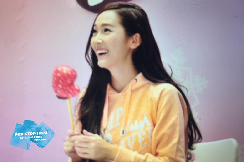[PIC][25-01-2015]Jessica xuất hiện tại Nam Kinh để tham dự buổi fansign thứ 2 cho thương hiệu "Lining" B8LxvbPCEAAm913