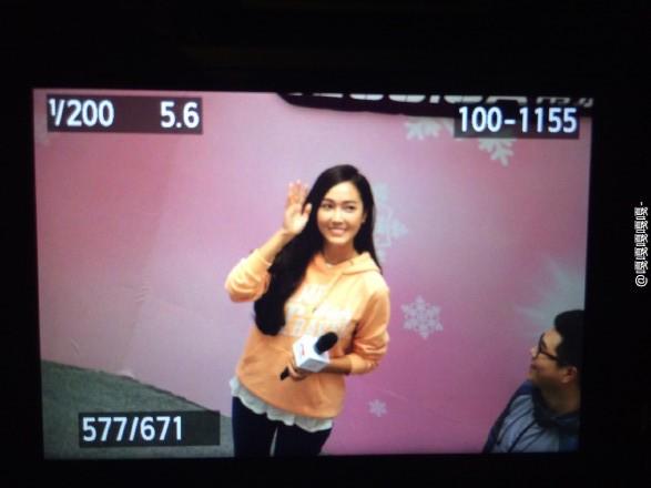 [PIC][25-01-2015]Jessica xuất hiện tại Nam Kinh để tham dự buổi fansign thứ 2 cho thương hiệu "Lining" B8Ly2UVCYAEmgXs