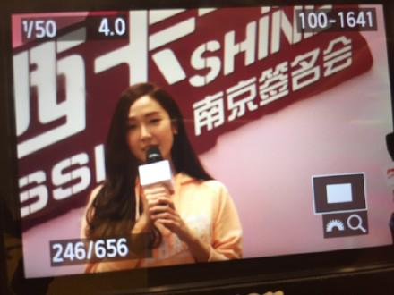 [PIC][25-01-2015]Jessica xuất hiện tại Nam Kinh để tham dự buổi fansign thứ 2 cho thương hiệu "Lining" B8LzHhmCAAAJD4b