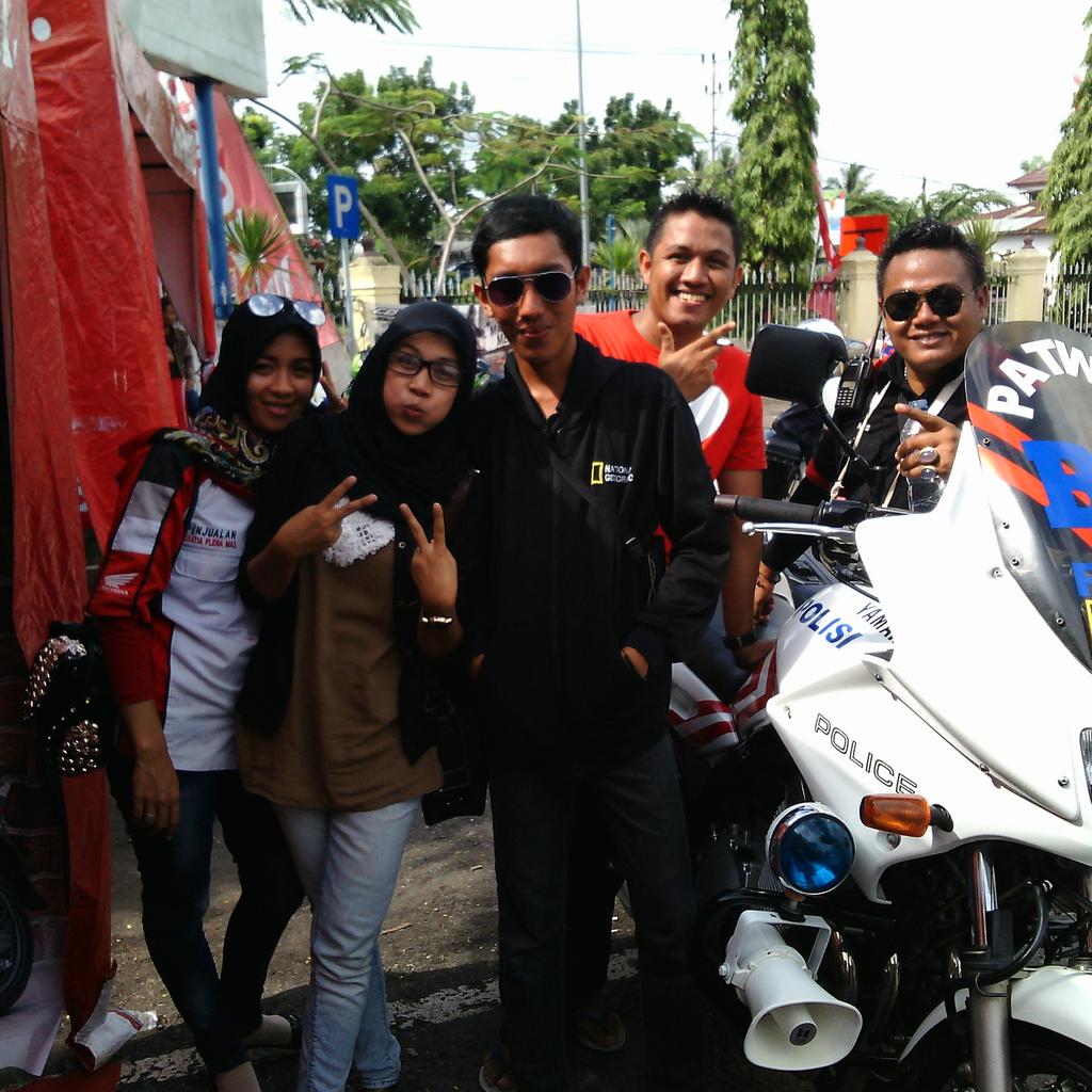 SyeniLemod's tweet photo. pinjam motornya ya pak pol, numpang axis http://t.co/vUIq9kSczf